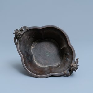 Un brûle-parfum en bronze aux anses en forme de chilong, marque de Xuande, 18ème — photo 5
