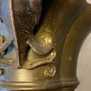 Un brûle-parfum en bronze aux anses en forme de chilong, marque de Xuande, 18ème — photo 8