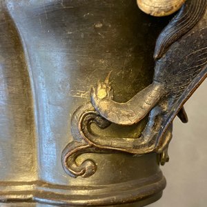 Un brûle-parfum en bronze aux anses en forme de chilong, marque de Xuande, 18ème — photo 9