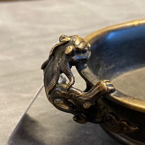Un brûle-parfum en bronze aux anses en forme de chilong, marque de Xuande, Ming — photo 12