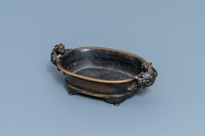 Un brûle-parfum en bronze aux anses en forme de chilong, marque de Xuande, Ming