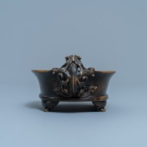 Un brûle-parfum en bronze aux anses en forme de chilong, marque de Xuande, Ming — photo 3