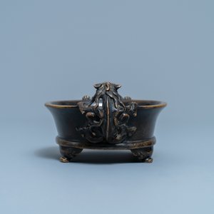 Un brûle-parfum en bronze aux anses en forme de chilong, marque de Xuande, Ming — photo 5