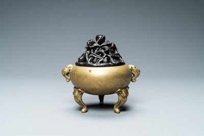 Un brûle-parfum en bronze aux anses et pieds en forme d'éléphants, Chine, marque et époque de Qianlong