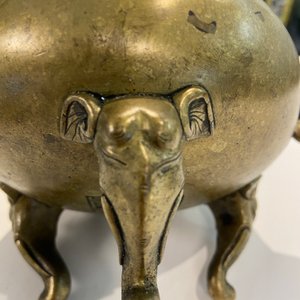 Un brûle-parfum en bronze aux anses et pieds en forme d'éléphants, Chine, marque et époque de Qianlong — photo 13