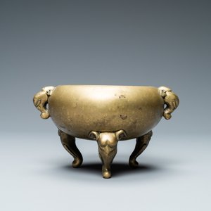 Un brûle-parfum en bronze aux anses et pieds en forme d'éléphants, Chine, marque et époque de Qianlong — photo 3