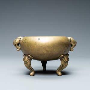 Un brûle-parfum en bronze aux anses et pieds en forme d'éléphants, Chine, marque et époque de Qianlong — photo 5