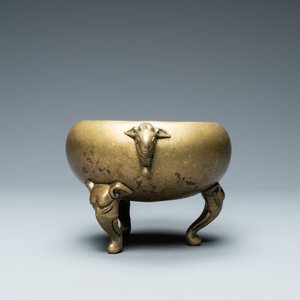 Un brûle-parfum en bronze aux anses et pieds en forme d'éléphants, Chine, marque et époque de Qianlong — photo 6
