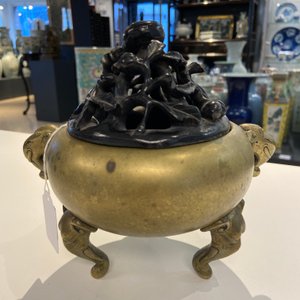 Un brûle-parfum en bronze aux anses et pieds en forme d'éléphants, Chine, marque et époque de Qianlong — photo 9