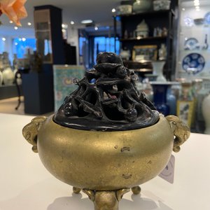 Un brûle-parfum en bronze aux anses et pieds en forme d'éléphants, Chine, marque et époque de Qianlong — photo 10