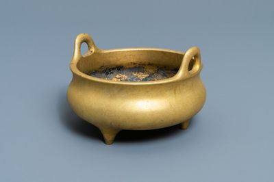Un brûle-parfum en bronze doré, marque de Xuande, 19/20ème