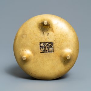 Un brûle-parfum en bronze doré, marque de Xuande, 19/20ème — photo 7