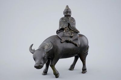 Un brûle-parfum en bronze en forme de lettré sur un buffle, Chine, 19ème