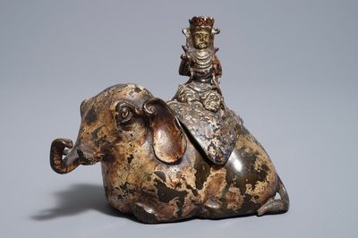 Un brûle-parfum en bronze en forme d'éléphant, Ming