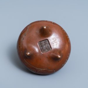 Un brûle-parfum en bronze incrusté d'argent et de cuivre, Chine, marque de Xuande, 18/19ème — photo 7