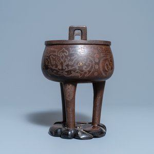 Un brûle-parfum en bronze incrusté sur socle en bois, Chine, Ming — photo 5