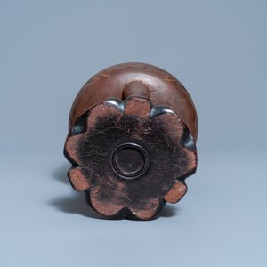 Un brûle-parfum en bronze incrusté sur socle en bois, Chine, Ming — photo 7