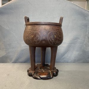 Un brûle-parfum en bronze incrusté sur socle en bois, Chine, Ming — photo 8