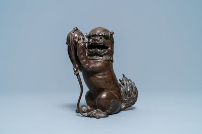 Un brûle-parfum en bronze laqué en forme de lion bouddhiste, Chine, Ming