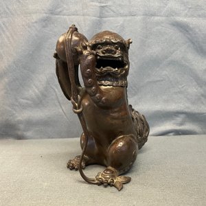 Un brûle-parfum en bronze laqué en forme de lion bouddhiste, Chine, Ming — photo 11