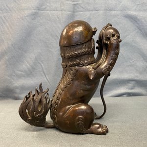 Un brûle-parfum en bronze laqué en forme de lion bouddhiste, Chine, Ming — photo 12
