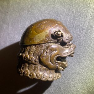 Un brûle-parfum en bronze laqué en forme de lion bouddhiste, Chine, Ming — photo 15