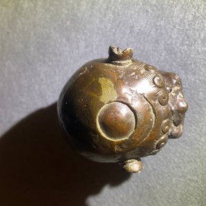 Un brûle-parfum en bronze laqué en forme de lion bouddhiste, Chine, Ming — photo 16