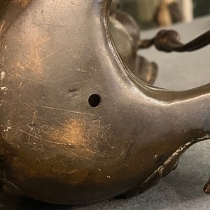 Un brûle-parfum en bronze laqué en forme de lion bouddhiste, Chine, Ming — photo 24