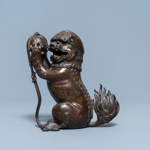 Un brûle-parfum en bronze laqué en forme de lion bouddhiste, Chine, Ming — photo 3