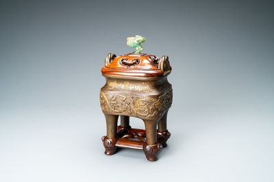 Un brûle-parfum en bronze partiellement doré au couvercle en bois et jade, Chine, marque de Xuande, Kangxi
