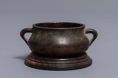 Un brûle-parfum en bronze taché d'or, Chine, marque de Xuande, 18ème