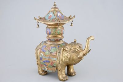 Un brûle-parfum en cloisonné chinois en forme d'éléphant, 19/20ème