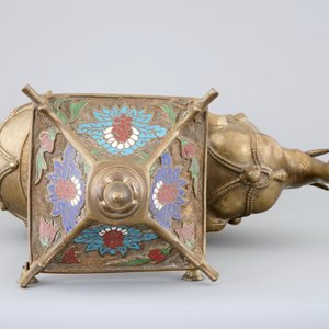 Un brûle-parfum en cloisonné chinois en forme d'éléphant, 19/20ème — photo 3
