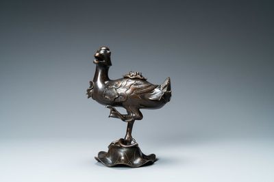 Un brûle-parfum en forme de canard sur fleur de lotus en bronze, Chine, Ming