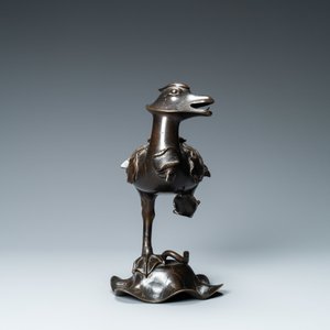 Un brûle-parfum en forme de canard sur fleur de lotus en bronze, Chine, Ming — photo 4