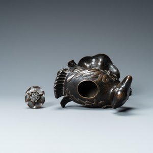 Un brûle-parfum en forme de canard sur fleur de lotus en bronze, Chine, Ming — photo 5