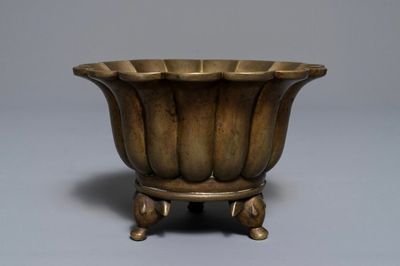 Un brûle-parfum en forme de fleur en bronze, marque de Xuande, 19/20ème
