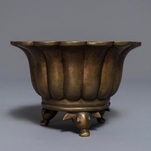 Un brûle-parfum en forme de fleur en bronze, marque de Xuande, 19/20ème — photo 4