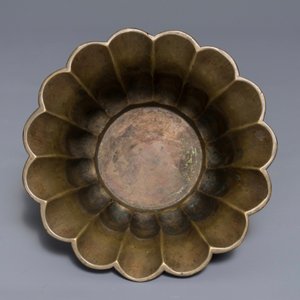 Un brûle-parfum en forme de fleur en bronze, marque de Xuande, 19/20ème — photo 6