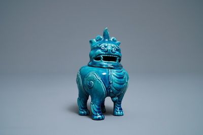 Un brûle-parfum en forme de luduan en porcelaine de Chine turquoise monochrome, 19ème