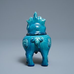 Un brûle-parfum en forme de luduan en porcelaine de Chine turquoise monochrome, 19ème — photo 4