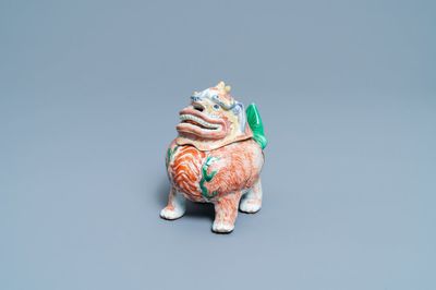 Un brûle-parfum en forme de luduan en porcelaine de Chine wucai, époque Transition