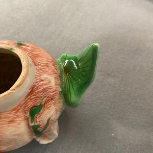 Un brûle-parfum en forme de luduan en porcelaine de Chine wucai, époque Transition — photo 17