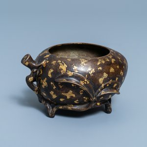 Un brûle-parfum en forme de pêche en bronze tâché d'or, marque de Xuande, 18ème — photo 1