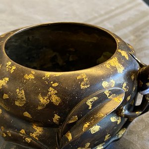 Un brûle-parfum en forme de pêche en bronze tâché d'or, marque de Xuande, 18ème — photo 13