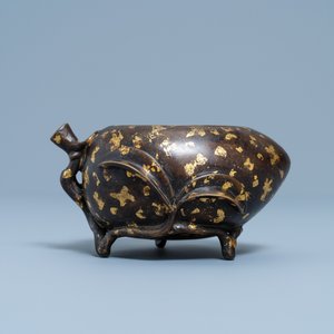 Un brûle-parfum en forme de pêche en bronze tâché d'or, marque de Xuande, 18ème — photo 4