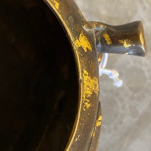 Un brûle-parfum en forme de pêche en bronze tâché d'or, marque de Xuande, 18ème — photo 8