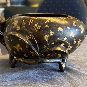 Un brûle-parfum en forme de pêche en bronze tâché d'or, marque de Xuande, 18ème — photo 10