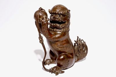 Un brûle-parfum en forme d'un lion bouddhiste en bronze partiellement laqué, Chine, Ming