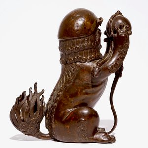 Un brûle-parfum en forme d'un lion bouddhiste en bronze partiellement laqué, Chine, Ming — photo 4